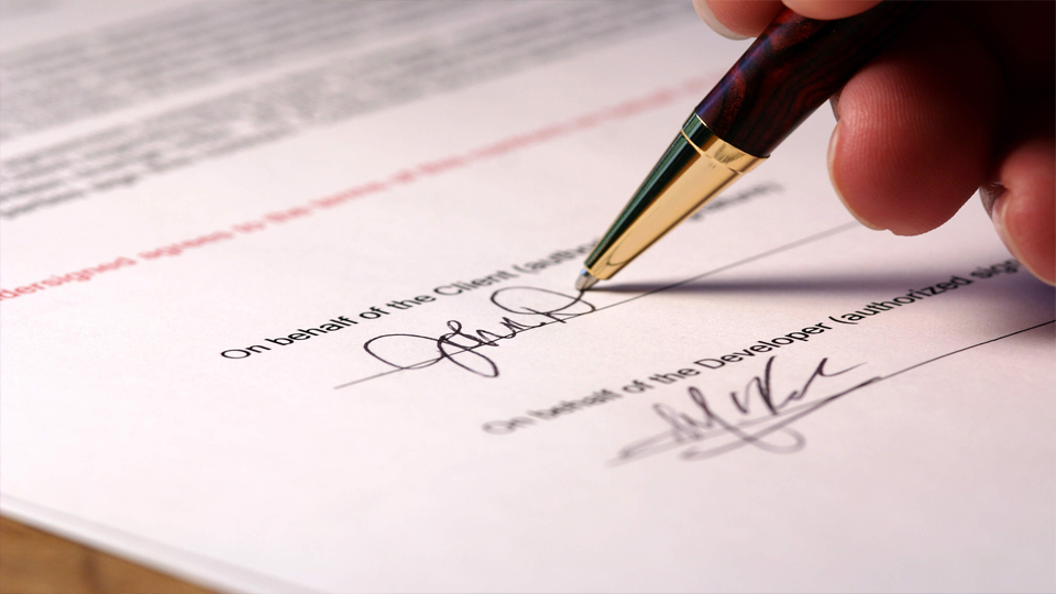 Người ký kết hợp đồng phải có đủ năng lực hành vi dân sự. Để tránh hợp đồng đã ký bị vô hiệu
