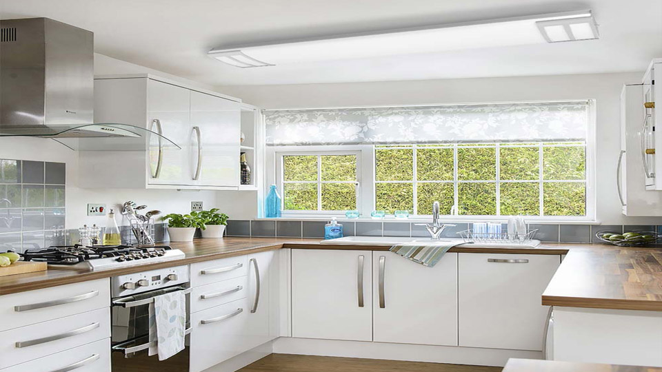 Cửa sổ tại phòng bếp cần đảm bảo thoáng khí tốt để át mùi. 