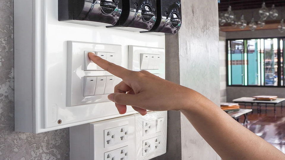 Trước khi dọn vào nhà mới bạn cần kiểm tra các công tắc điện nước trong nhà xem có hoạt động ổn định không.